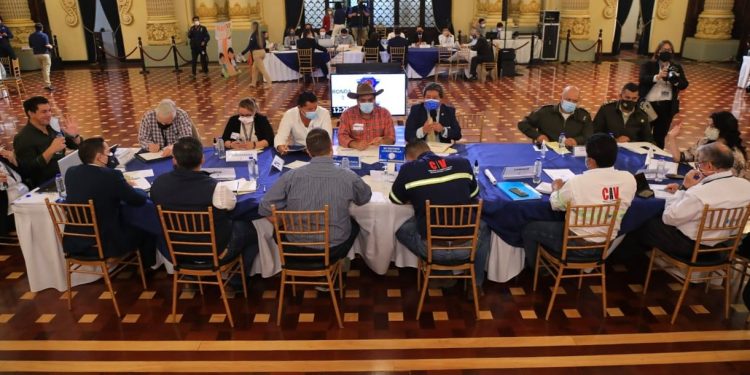 Alcaldes de Sacatepéquez y Guatemala revisan proyectos de desarrollo para 2021