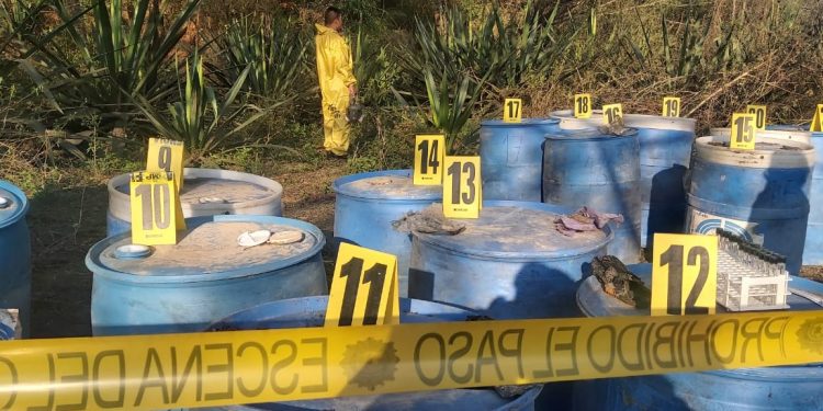La PNC localiza 21 toneles con químicos para elaborar droga sintética