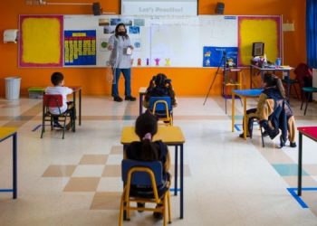 Qué requisitos deben cumplir los centros privados para clases presenciales bajo alerta naranja