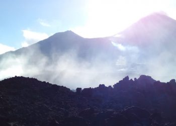 El volcán de Pacaya mantiene activos flujos de lava al suroeste