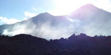 El volcán de Pacaya mantiene activos flujos de lava al suroeste
