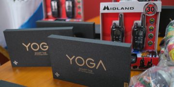 Casas Nuestras Raíces reciben donación de equipo de cómputo y alimentos