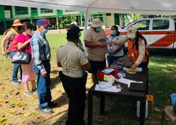 Entregan información a visitantes del Parque Nacional El Rosario, Sayaxchè, Petén