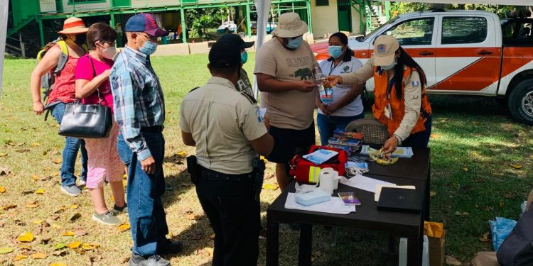 Entregan información a visitantes del Parque Nacional El Rosario, Sayaxchè, Petén