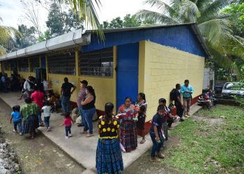 Escuela de Izabal estuvo sin energía eléctrica más de 25 años