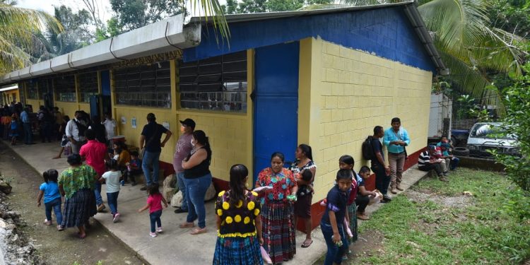 Escuela de Izabal estuvo sin energía eléctrica más de 25 años