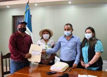 Firma de convenios de proyectos en Santa Cruz El Chol
