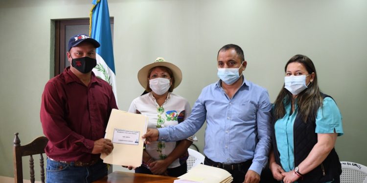 Firma de convenios de proyectos en Santa Cruz El Chol