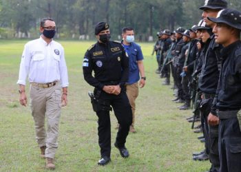 Autoridades supervisan formación de agentes antinarcóticos de la PNC