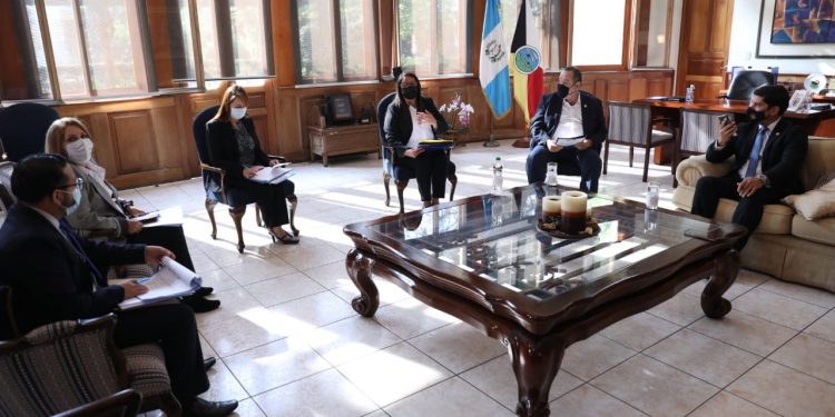 Gobierno avanza con la creación de 11 mil nuevas plazas para maestros