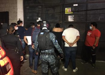 Sorprenden a clientes en negocio de zona 11 por haber infringido la ley seca