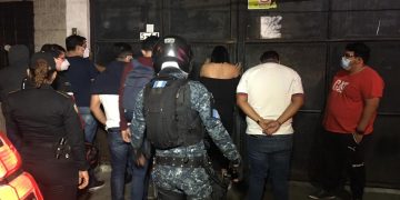 Sorprenden a clientes en negocio de zona 11 por haber infringido la ley seca