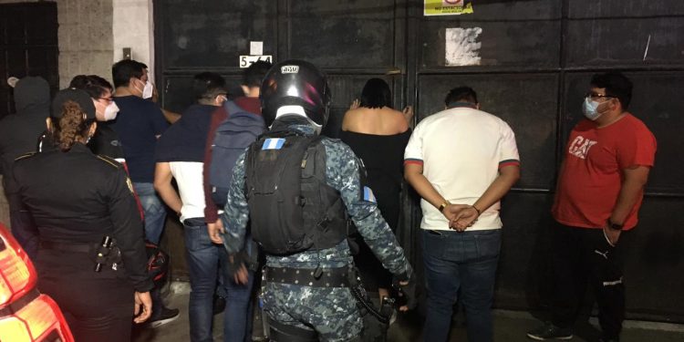 Sorprenden a clientes en negocio de zona 11 por haber infringido la ley seca