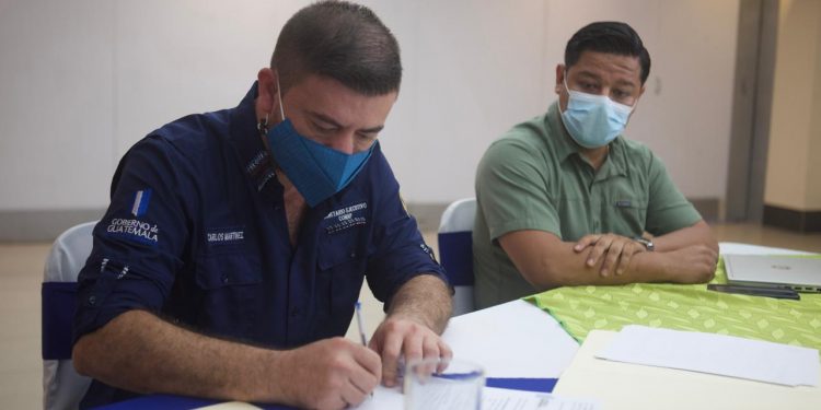 Firman acuerdo de regularización de tierras en la zona de adyacencia