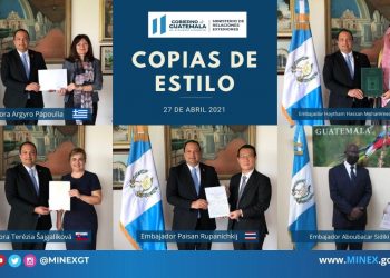 Pedro Brolo, canciller guatemalteco, recibió cinco copias de estilo./Foto: Minex.
