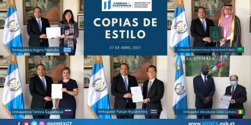 Pedro Brolo, canciller guatemalteco, recibió cinco copias de estilo./Foto: Minex.