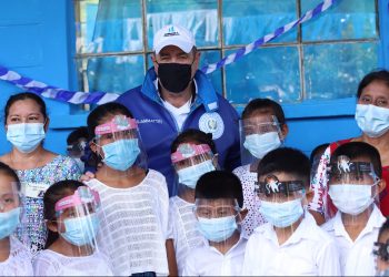 Presidente inaugura módulo educativo y anuncia remodelación de escuela en comunidad de Cobán