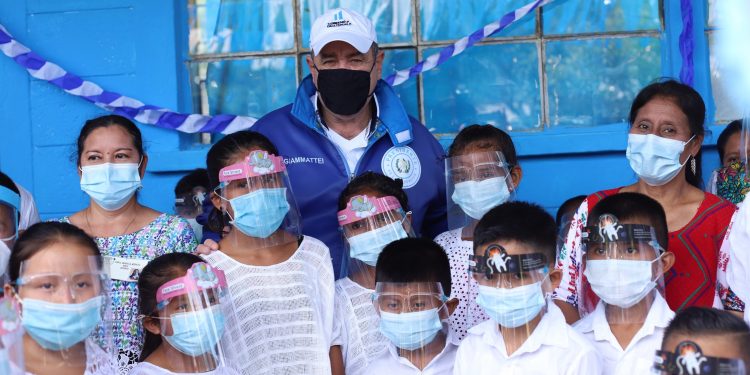 Presidente inaugura módulo educativo y anuncia remodelación de escuela en comunidad de Cobán