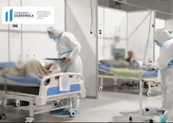 Médicos de hospital temporal Parque de la Industria atienden a los pacientes con COVID-19.