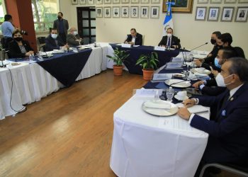 Presidente Alejandro Giammattei, en su visita en la cancillería guatemalteca.