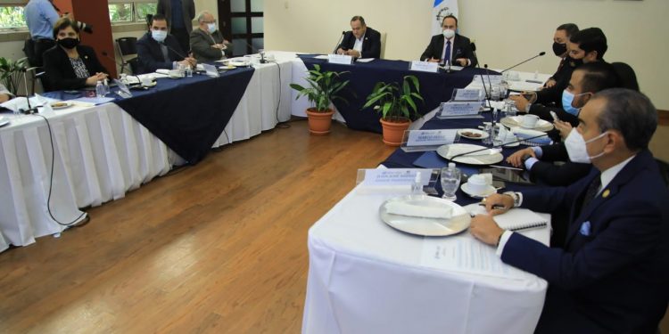 Presidente Alejandro Giammattei, en su visita en la cancillería guatemalteca.