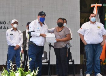 Presidente Alejandro Giammttei entrega resoluciones de arrendamientos en Áreas de Reservas Territoriales del Estado en el municipio Sipacate, Escuintla