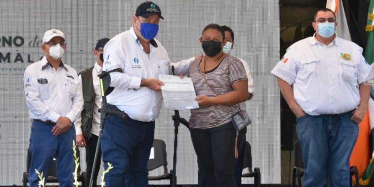 Presidente Alejandro Giammttei entrega resoluciones de arrendamientos en Áreas de Reservas Territoriales del Estado en el municipio Sipacate, Escuintla