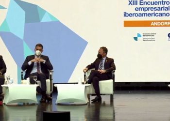 Presidente participa en encuentro empresarial