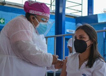 Puestos de vacunación en Guatemala son atendidos por profesionales de la Salud