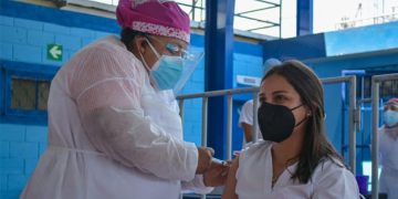 Puestos de vacunación en Guatemala son atendidos por profesionales de la Salud