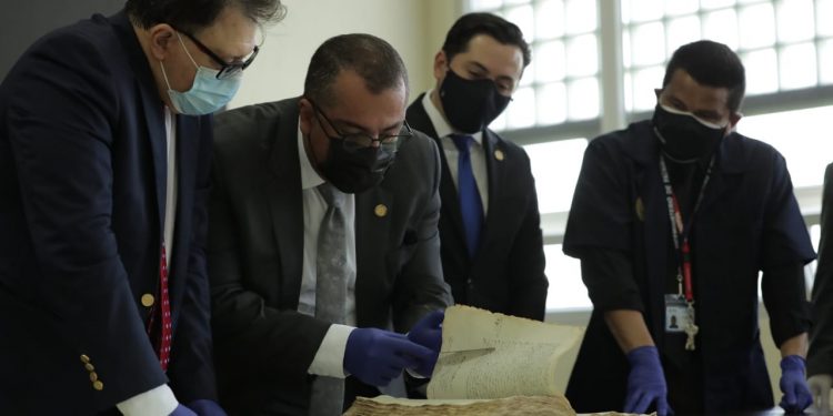 Oficializan reconocimiento al manuscrito “Recordación florida” como Memoria del Mundo