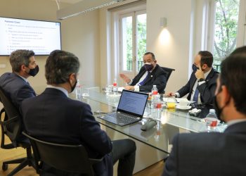 Representantes de la compañía Nextel se reúnen con el presidente Giammattei durante su visita oficial en España.