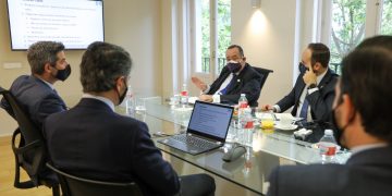 Representantes de la compañía Nextel se reúnen con el presidente Giammattei durante su visita oficial en España.