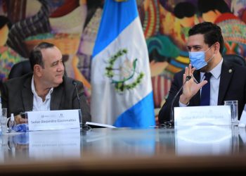 Reunión del presidente Alejandro Giammatei y el ministro de Trabajo, Rafael Rodríguez