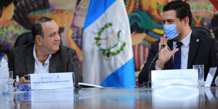 Reunión del presidente Alejandro Giammatei y el ministro de Trabajo, Rafael Rodríguez
