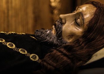 Guatemaltecos veneran este Viernes Santo al Señor Sepultado “Cristo del Amor”