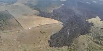 Hacen sobrevuelos para establecer avance del flujo de lava del volcán de Pacaya