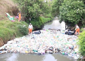 Retiran seis metros cúbicos de desechos en el río Xequijel