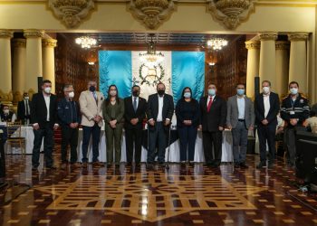 Foto de grupo de la firma de convenio