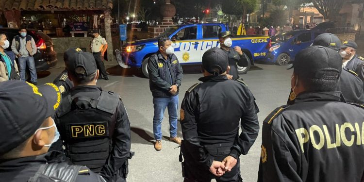 Aumentan operativos en expendios de licor de Quiché