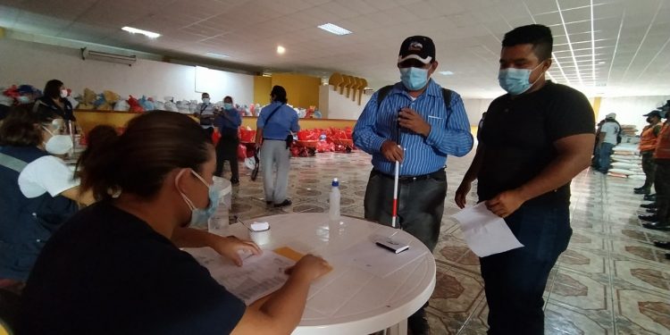 Familias de Suchitepéquez afectadas por el COVID-19 reciben alimentos