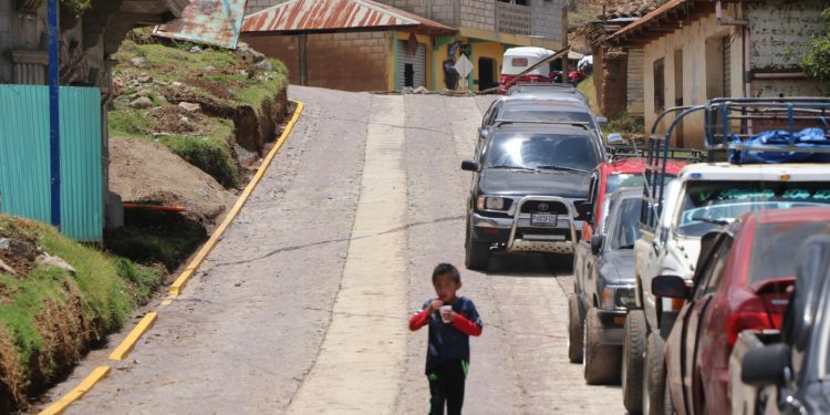 Codede invierte en mejoramiento de camino rural en comunidad de Comitancillo