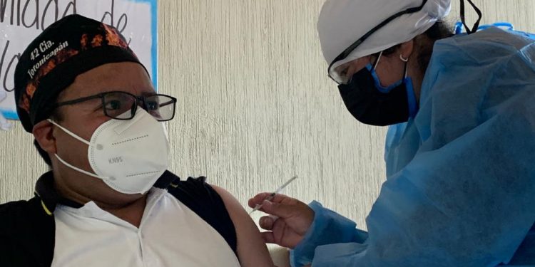 Bomberos voluntarios de Totonicapán reciben primera dosis de vacuna contra el COVID-19