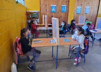 Niños en escuelas con medidas