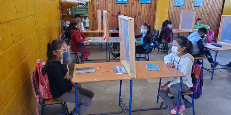 Niños en escuelas con medidas