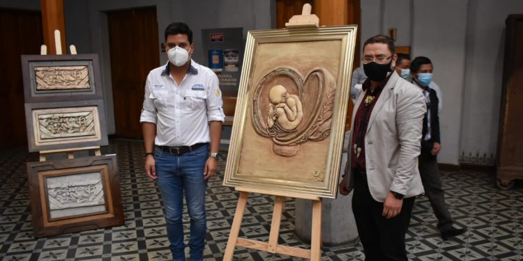 Exponen obras de artistas quetzaltecos
