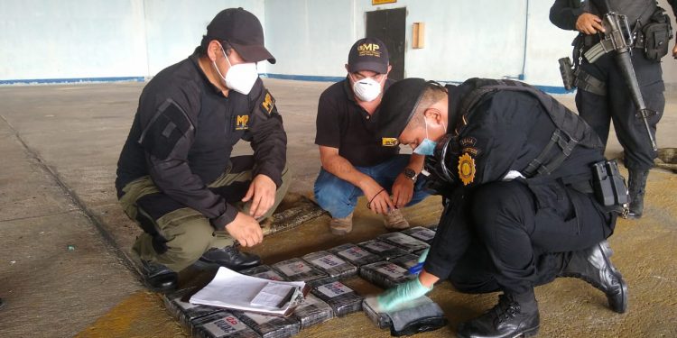 Aeronave localizada en Petén transportaba más de 200 kilos de cocaína