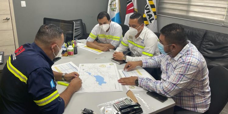 Coordinan acciones para reconstruir rutas afectadas por Eta y Iota en Izabal