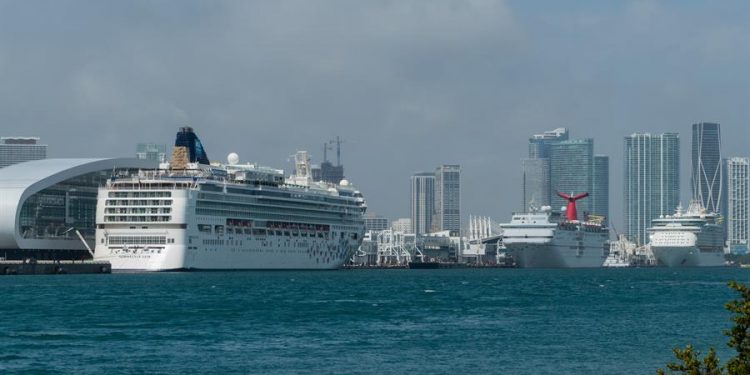 Autoridades sanitarias de EE. UU. mantienen recomendación de no viajar en cruceros