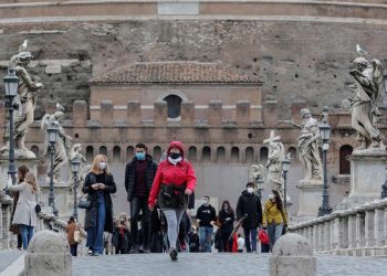 Suben contagios de COVID-19 en Europa y se intenta acelerar vacunación